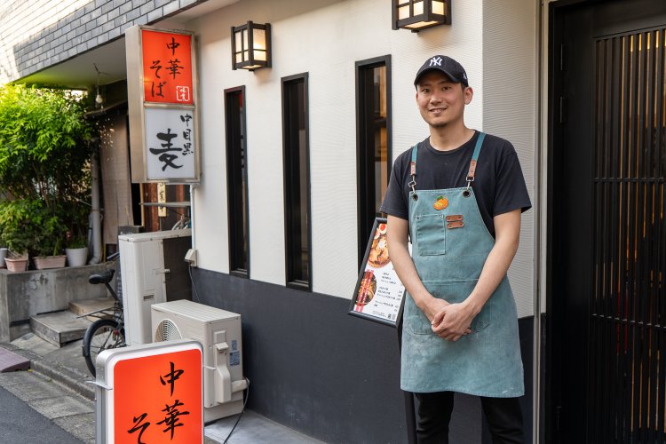 店長の山本義隆さん。エプロンの胸元にはみかん（くだもの）モチーフ。