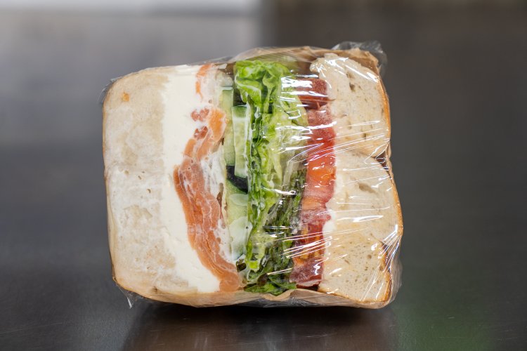 ハーフサイズのサーモンクリームチーズは1050円。用意されたサンドイッチは、売り切れることも多い。