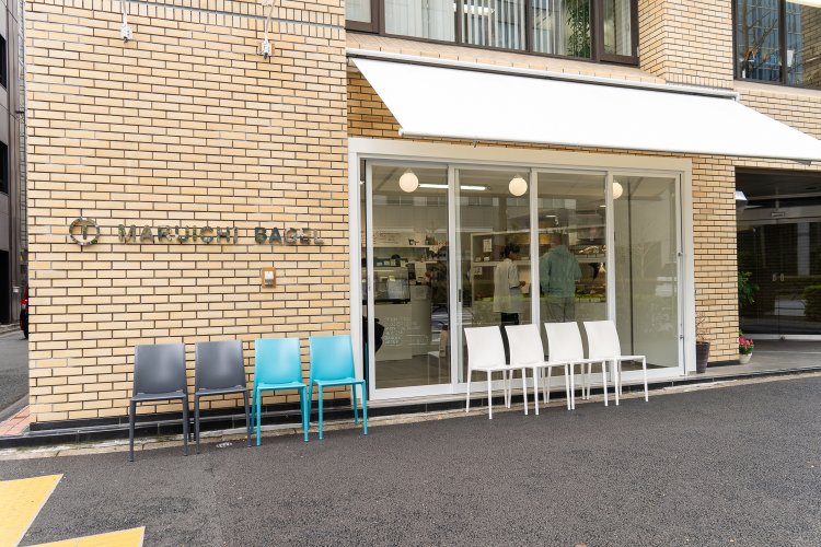 お店の前には椅子が、店内にはテーブルが1つあるので、ここで食べていく人も。