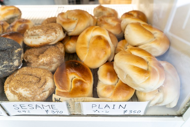 シンプルなプレーン350円とたっぷりゴマをまぶしたセサミ370円。