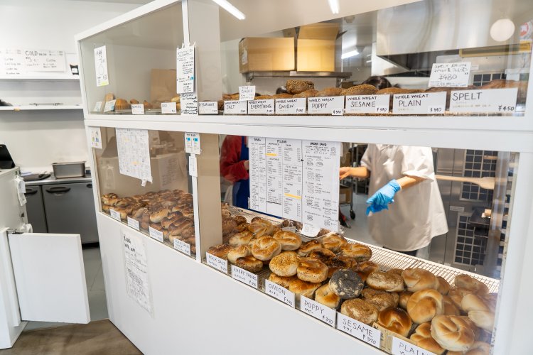 棚の右下がプレーンの生地、右上が全粒粉の生地、左下がはちみつ入りの生地、左上はお米を使った生地など。