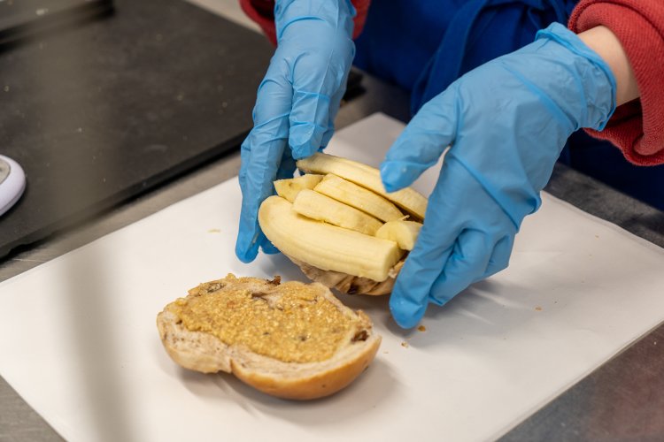 セブングレインハニーフィグにカシューナッツシュガーとバナナを足して1170円。