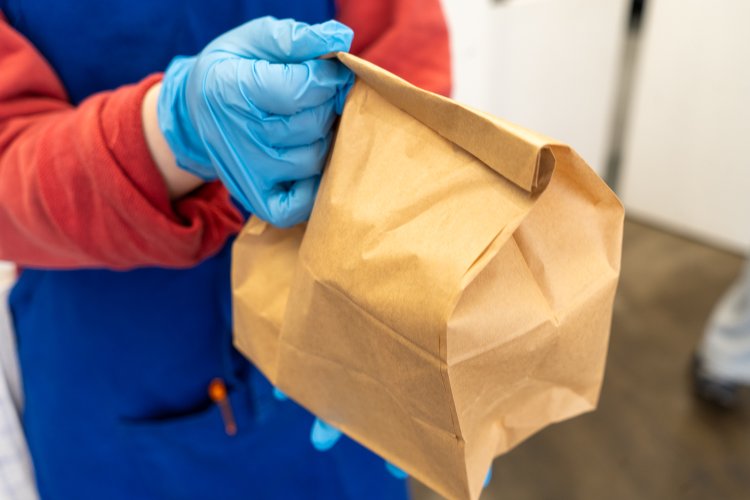 ベーグルのぬくもりを感じる紙袋を手渡されると「いってらっしゃい」と言われるかのよう。