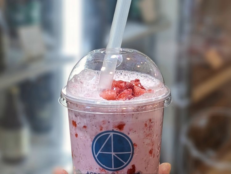 フルーツを使ったドリンクも評判。季節限定メニューを楽しみに訪れる常連客も多い。