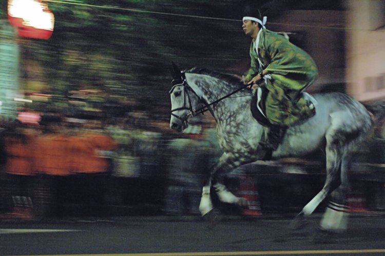 旧甲州街道の約200mの距離を４頭の御神馬が３往復する「競馬式」。