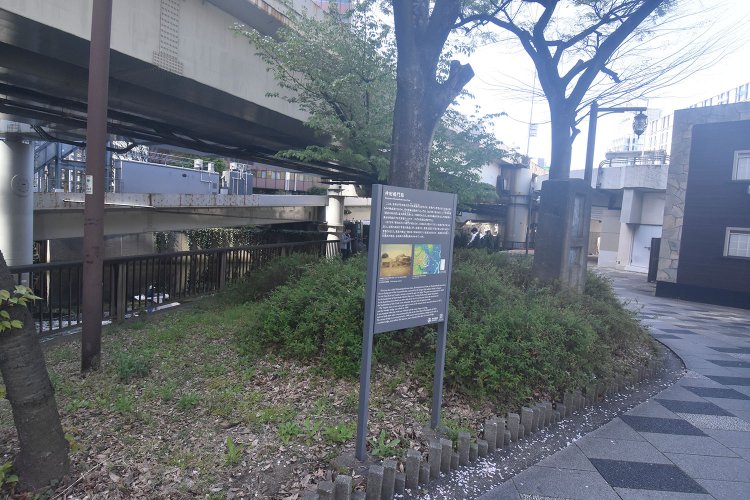 小さな公園となっている神田橋門跡。