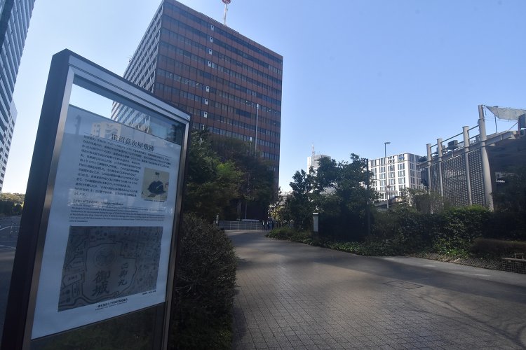 田沼意次の屋敷があったことを示す解説板。