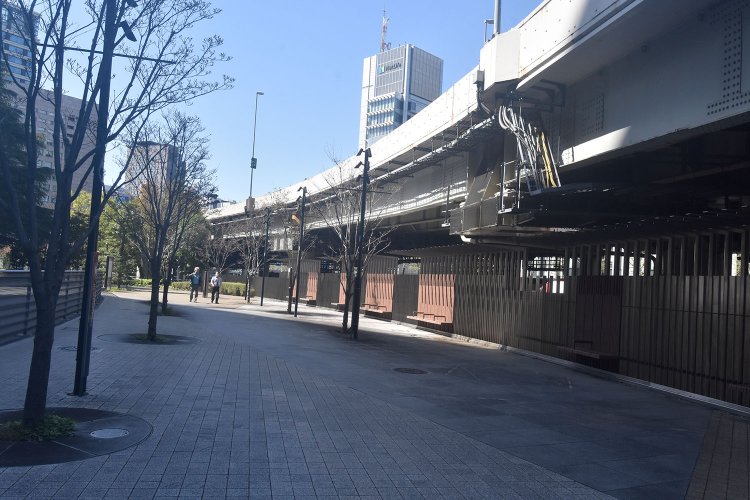 都会とは思えない大手町川端緑道親水広場。