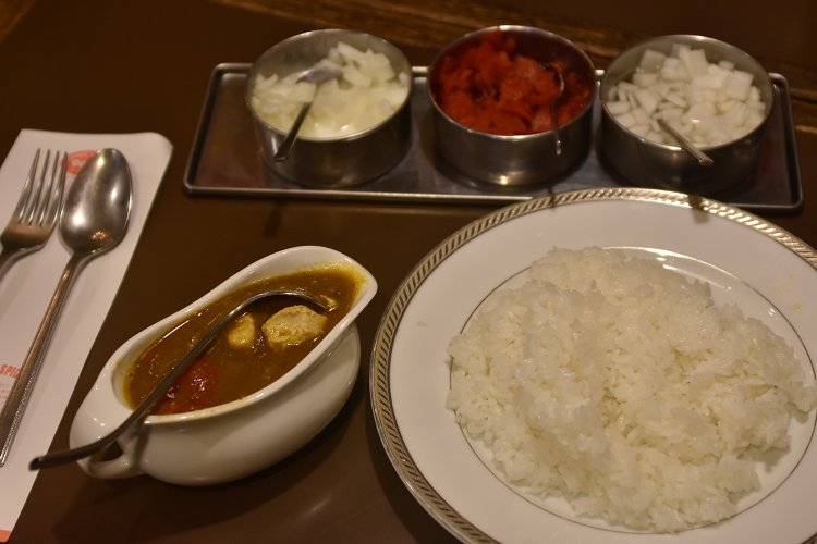 チキンとトマトにゆで玉子をプラス。玉子は輪切りになってルーに沈んでいる。