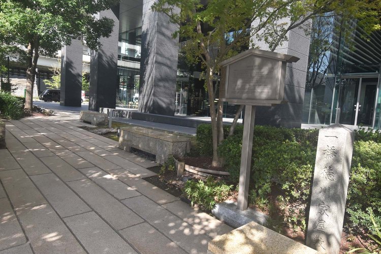 徳川吉宗の四男宗尹（むねただ）が興した家が一橋家で、ふたりの将軍を輩出した。