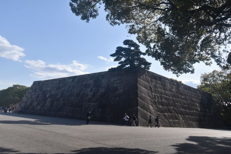 明暦の大火で3代目の天守が焼失して以来、石垣だけが残された江戸城天守台。