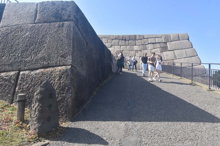 スロープが付けられ楽に上り下りができる。