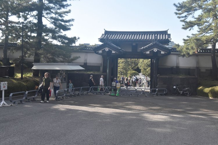 北桔橋の冠木門上部には金具が残されている。