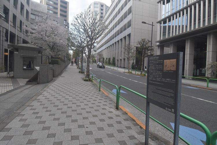 この先、大きな事件の主人公となる佐野善左衛門宅があった場所。左は大妻女子大学。