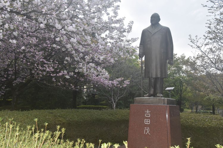 園内には吉田茂の像もあり。