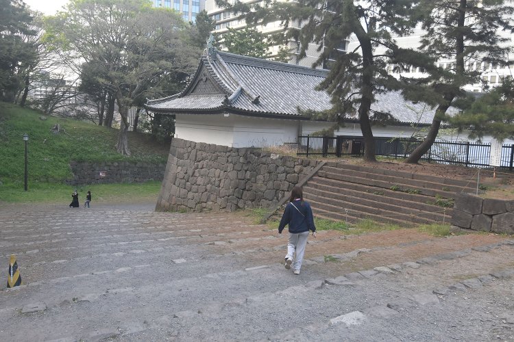 清水門から北の丸に続く雁木坂。