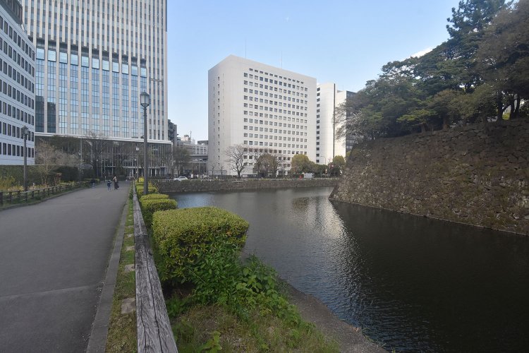 清水門を出ると千代田区役所があるが、この付近に火付盗賊改の役宅があったと設定。