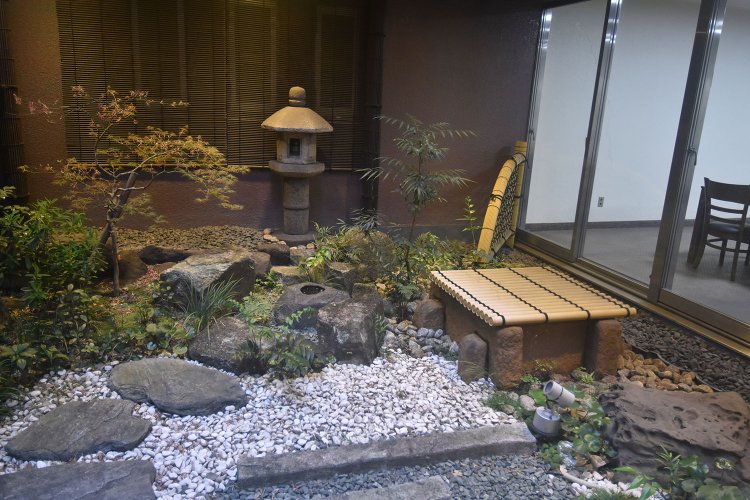 マンションの入り口に置かれた井戸枠。