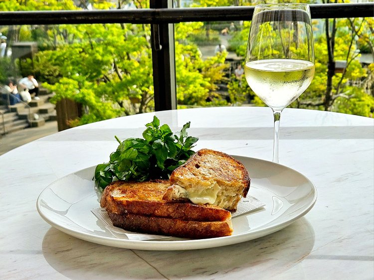 北海道産モッツァレラとセージバターのホットサンドイッチ1700円、billsハウスワイン（白）1100円。