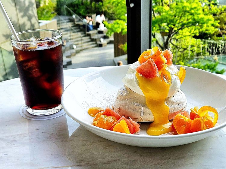 パブロバ – シトラス、柚子カード、ヨーグルトクリーム1400円、コールドブリューアイスコーヒー800円。