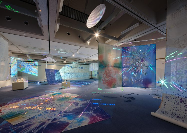 中野裕介 パラモデル 個展「よろぼう少年、かなたの道をゆく ▷▷▷《俊徳丸伝説》であそぶ」2024年 撮影＝高野友実。