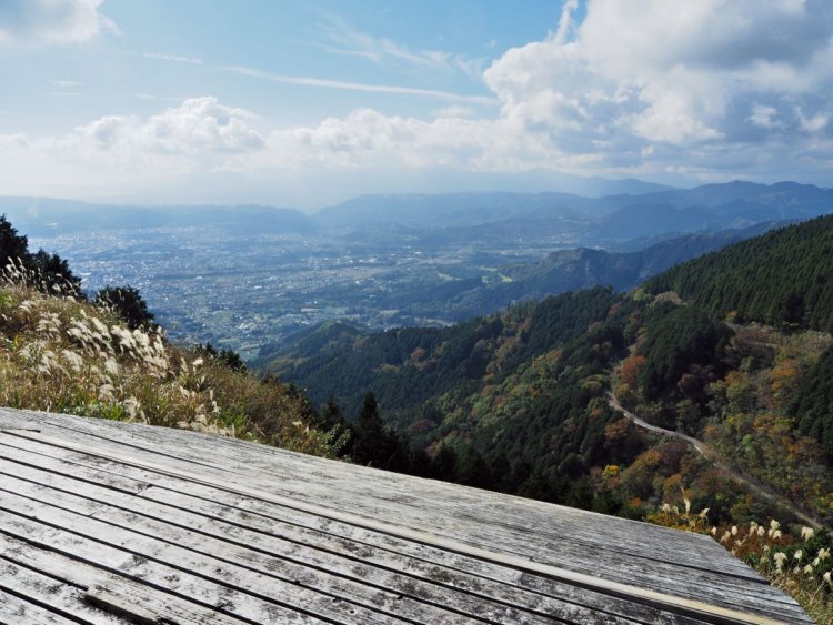 岳ノ台にあるパラグライダーの出発地からの展望。かつてスキー場があったところ。