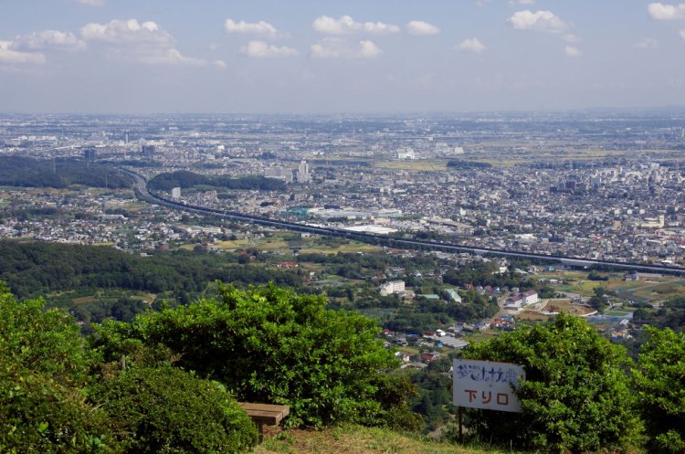 標高380ｍの聖峰の山頂から伊勢原方面の展望。