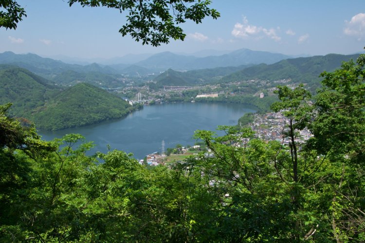 嵐山の山頂から相模湖を望む。