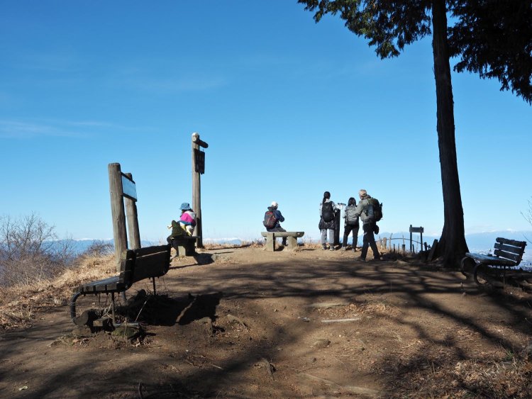 大霧山の山頂。登山者が見事な景色に感嘆の声をあげていた。