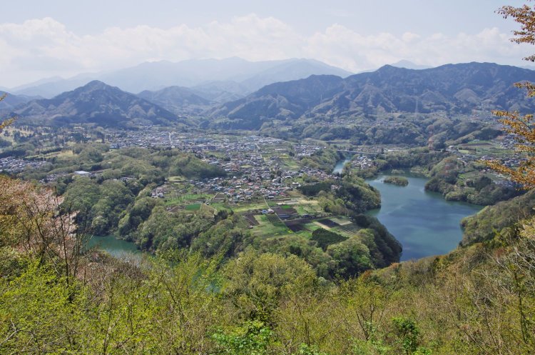 三沢峠の先に最高の展望所がある。相模川と三ヶ木の集落が見える。