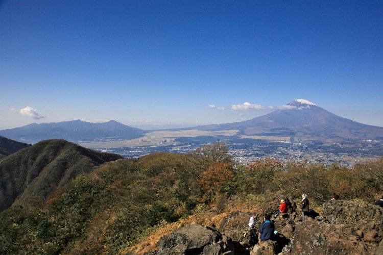山頂から。左手の愛鷹山塊と富士山の眺望が素晴らしい。