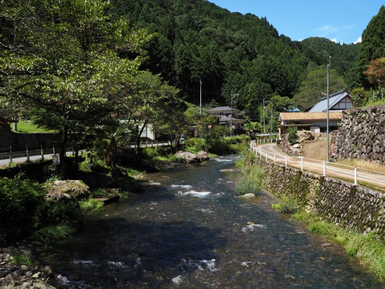 木和田平集落内を流れる養沢川。養沢川はフライフィッシング発祥の地でもある。