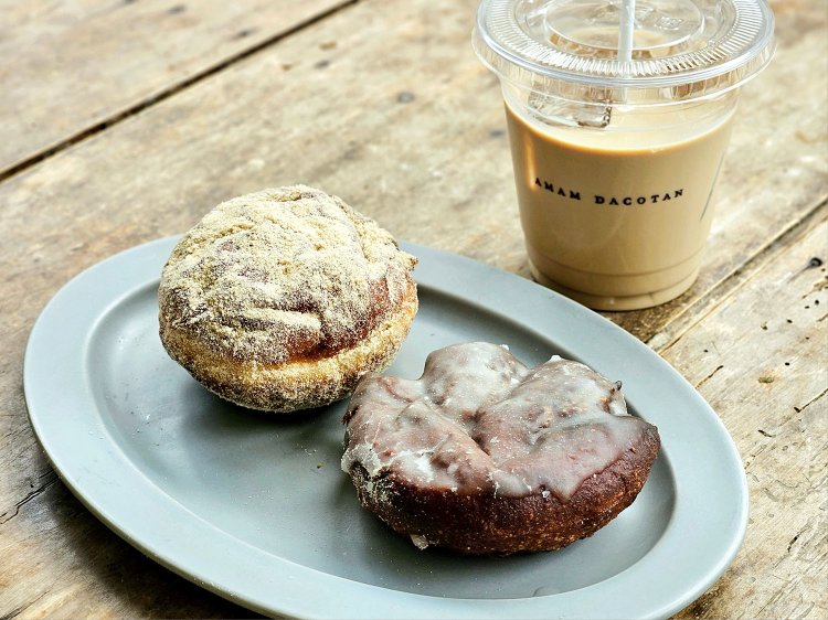 生ドーナツ259円、レアドーナツ345円、チャイティー715円。