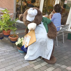 「店ぬい」は街で活躍する店員さん。ごめさんに伺う、店番として働くぬいぐるみたちの人間味