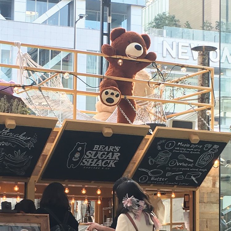 店名とリンクした熊のぬいぐるみが、店の屋根の上に。