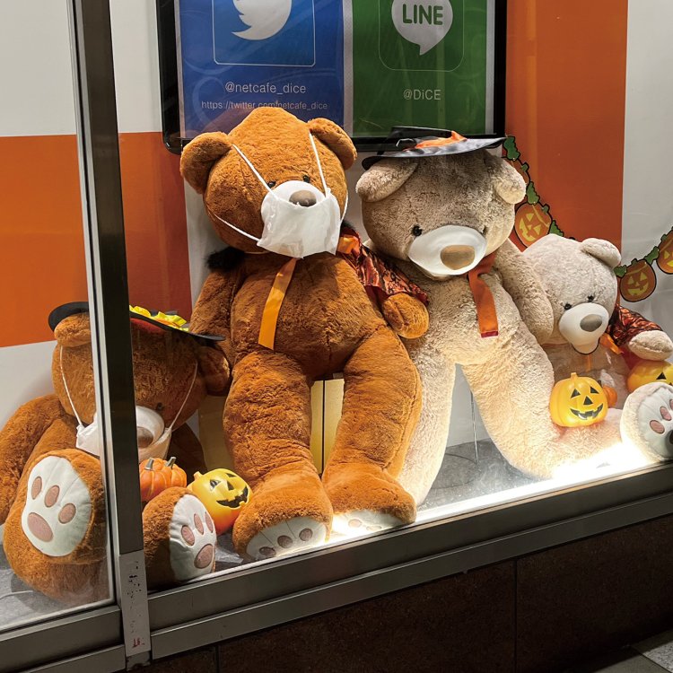 熊の家族。コロナ禍でマスク着用中。ハロウィンの装飾も楽しい。