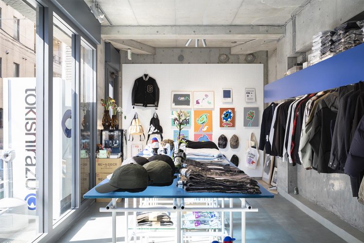 壁面はアートスペースに。アートブックも並ぶ。