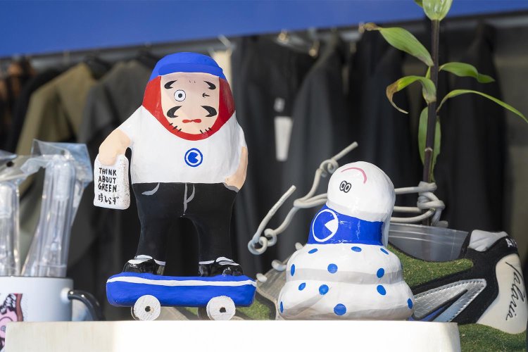 寿印が製作したオリジナルの張り子。スケボーだるま3万8500円（左）、干支張子2万4200円はFACE OKAがデザイン。