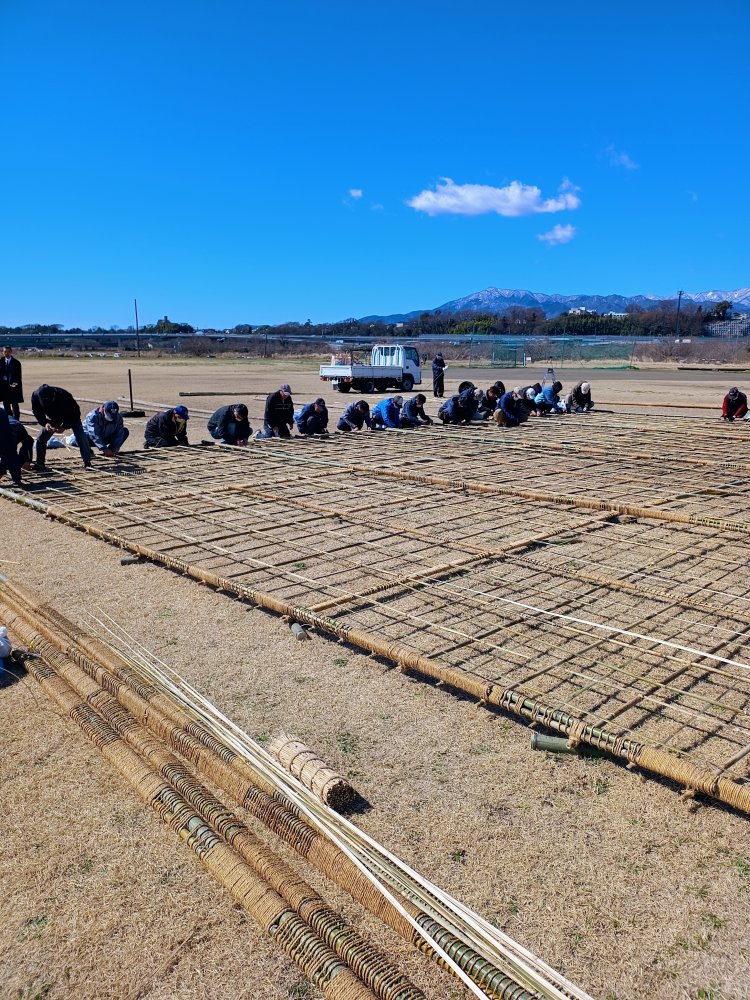 地元で「凧連」と呼ばれる各地区の保存会が中心になって凧作りが行われる。