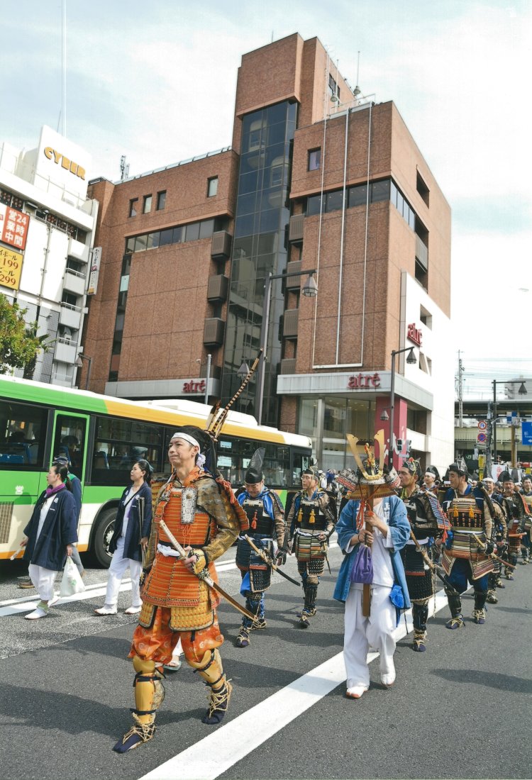 亀戸駅前は歩行者天国になっているのでゆっくりと行列を観覧できる。