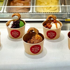 【高輪ゲートウェイ】駅ナカに新オープン！『MAISON CLASSIC CAFE』の自家製ジェラートとホットドッグ〜黒猫スイーツ散歩 高輪ゲートウェイ編①〜