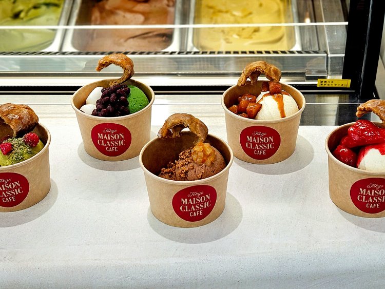 【高輪ゲートウェイ】駅ナカに新オープン！『MAISON CLASSIC CAFE』の自家製ジェラートとホットドッグ〜黒猫スイーツ散歩 高輪ゲートウェイ編①〜