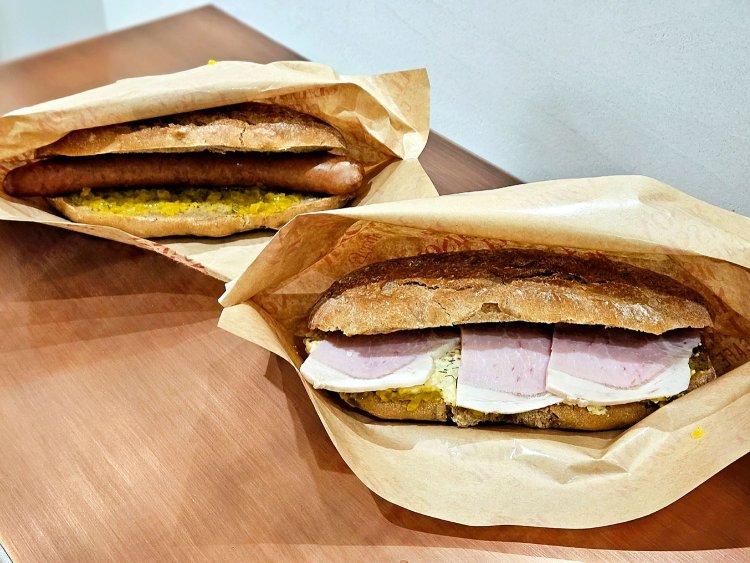 やわらかハムとふんわりタマゴサラダのハム＆エッグサンド785円、ジューシーソーセージのホットドッグ785円。