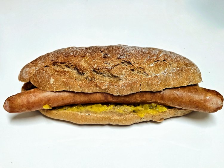 ジューシーソーセージのホットドッグ。