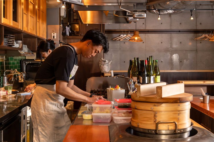 「米も、調味料も私の地元・山形のものを多く使っています」とオーナーの佐藤さん。雪下ニンジンのサラダなど日替り。