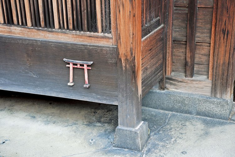 何も知らないまどかは鳥居に手を合わせるのだが、実は立ち小便禁止の意味で……。（C）2025「ぶぶ漬けどうどす」製作委員会。