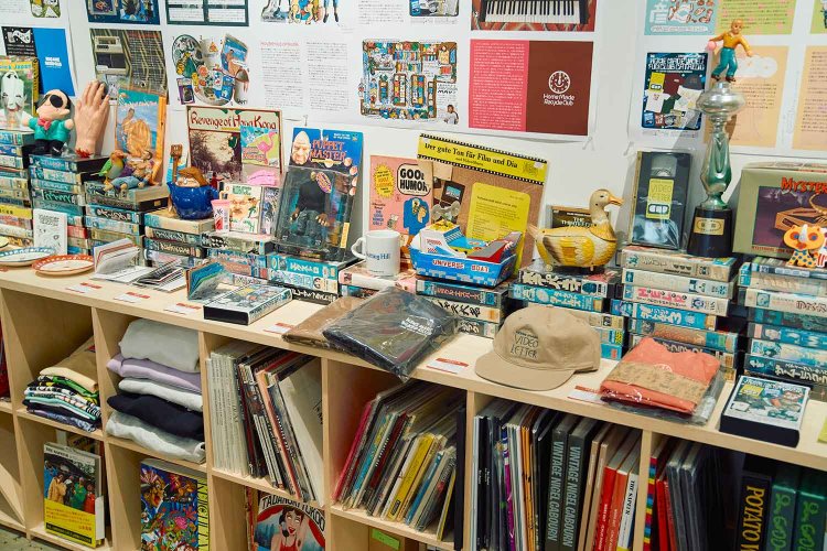 本やアートにちなんだ展示も月2回ほど開催。