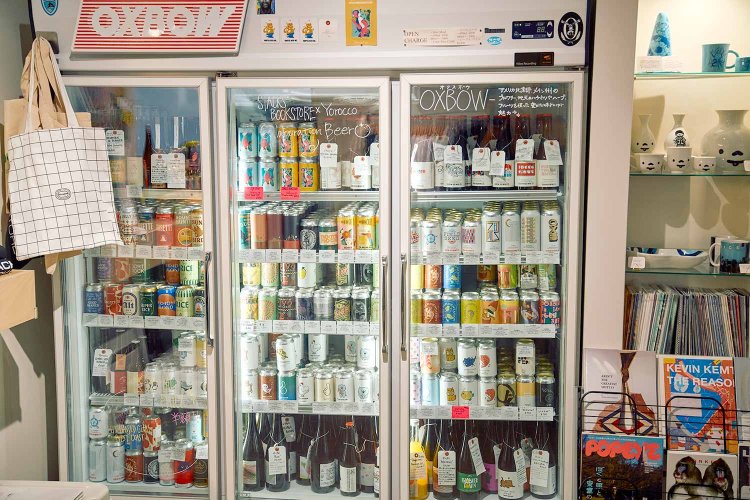 国内外のクラフトビールが豊富な冷蔵ショーケース。