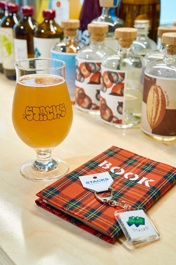 クラフトジンジャーエール600円、オリジナルのキーホルダー1100円とブックカバー2420円。