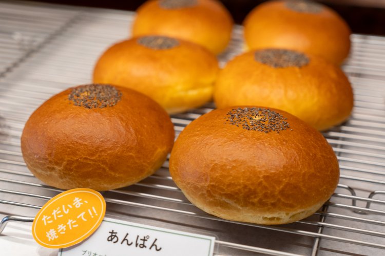 口溶けのいい生地にこしあんがたっぷり入ったあんぱん250円。